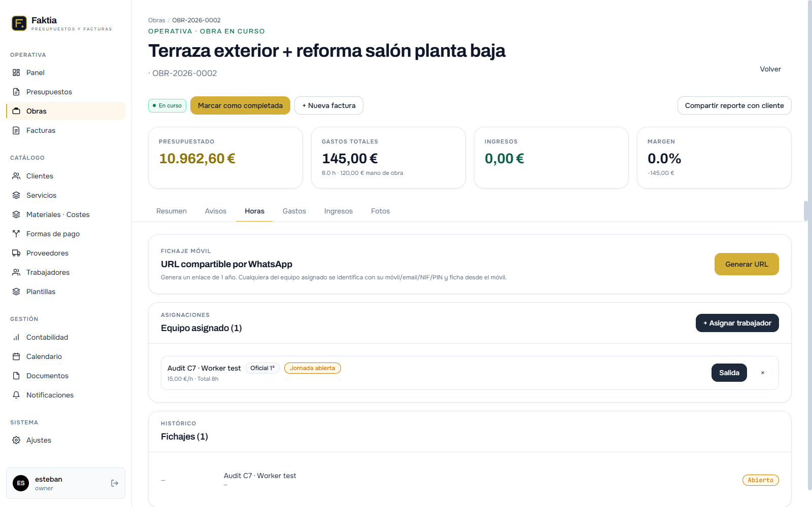 Pestaña de horas con asignaciones de equipo y fichaje móvil por proyecto